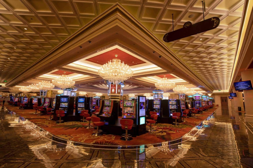 Máy đánh bạc slot machine (còn gọi là máy quay hũ, máy đánh bạc tự động)