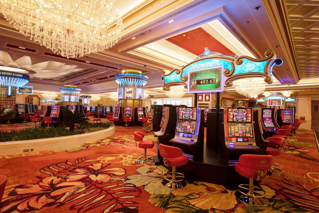 Slot machine có 3 thành phần cơ bản mà người chơi nhìn thấy: cuộn quay, biểu tượng và đường trả thưởng